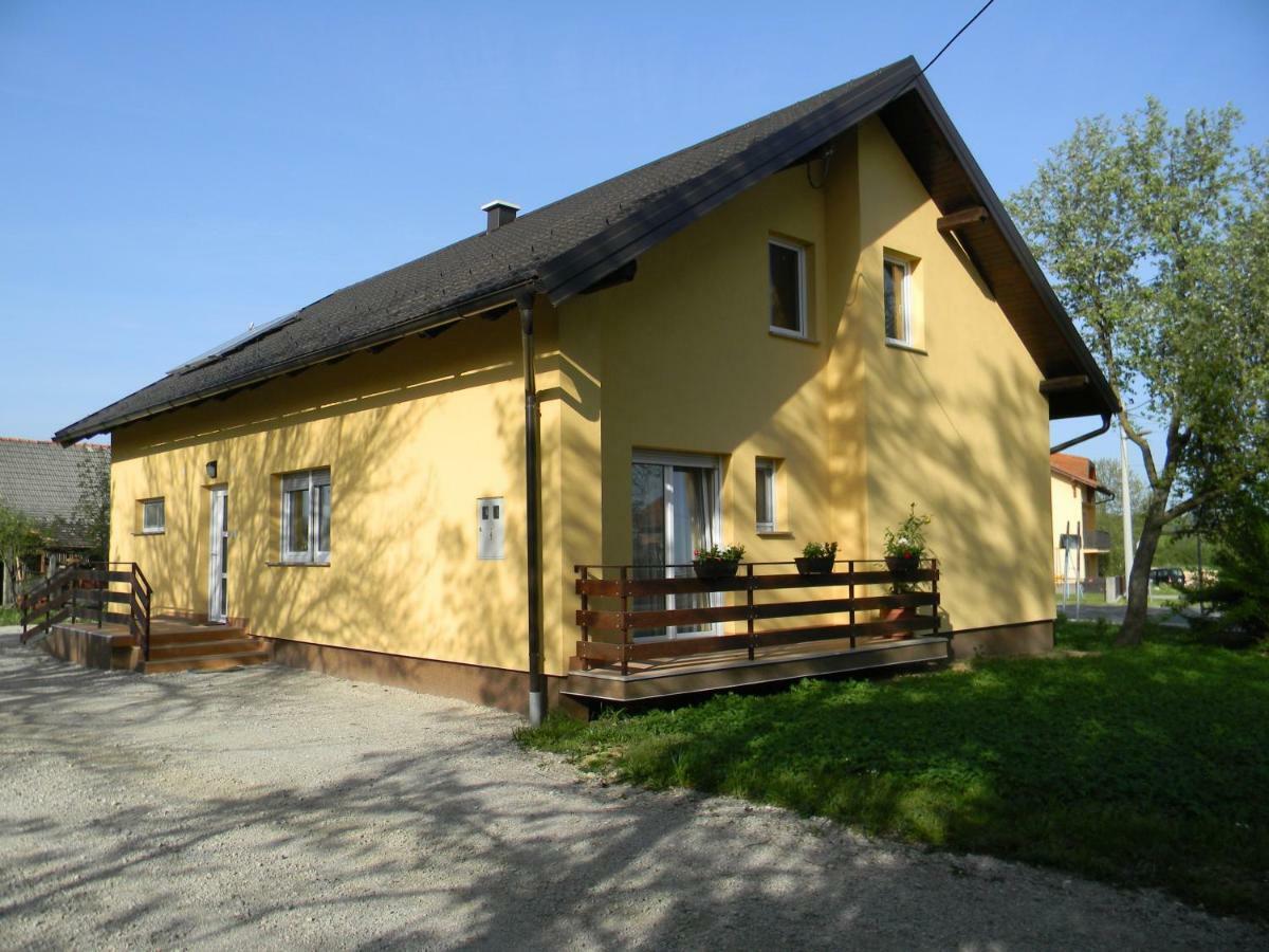 Apartmani Slavek Ястребарсько Екстер'єр фото
