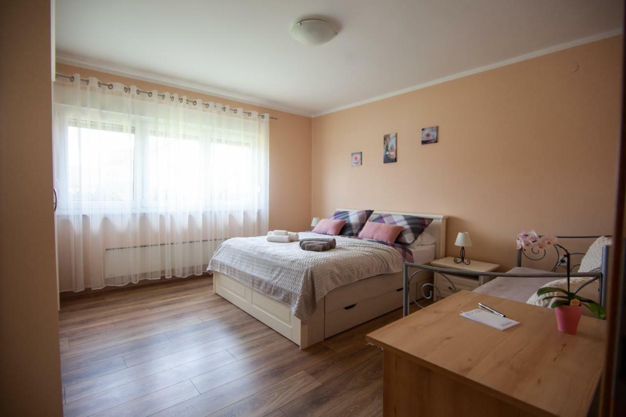 Apartmani Slavek Ястребарсько Екстер'єр фото
